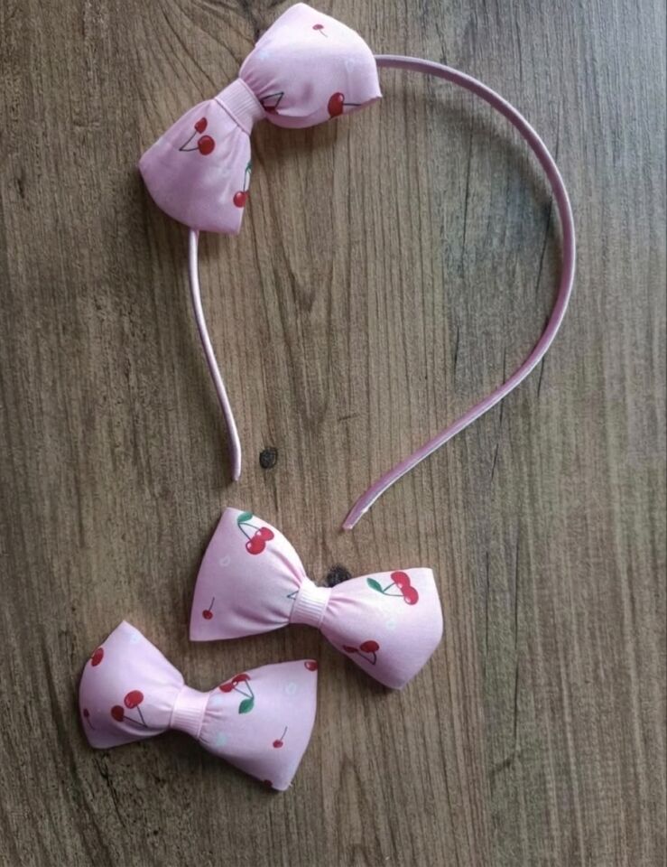 Fiyonk Figürlü Kiraz Desenli Pembe Renk Taç ve 2'li Pens Çocuk Toka Seti