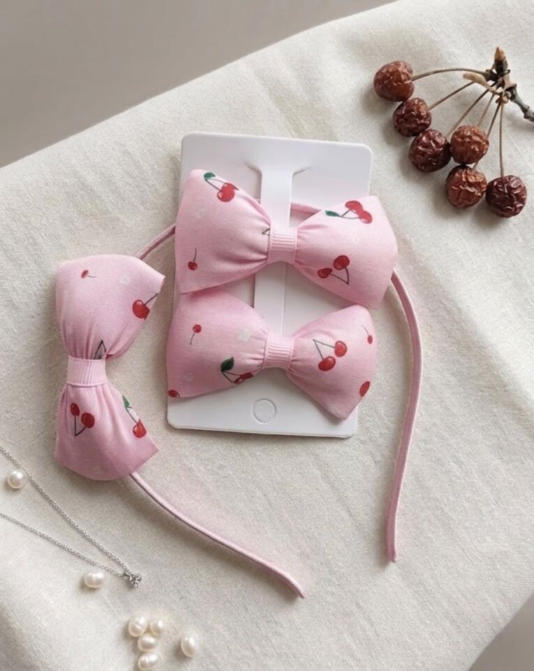 Fiyonk Figürlü Kiraz Desenli Pembe Renk Taç ve 2'li Pens Çocuk Toka Seti