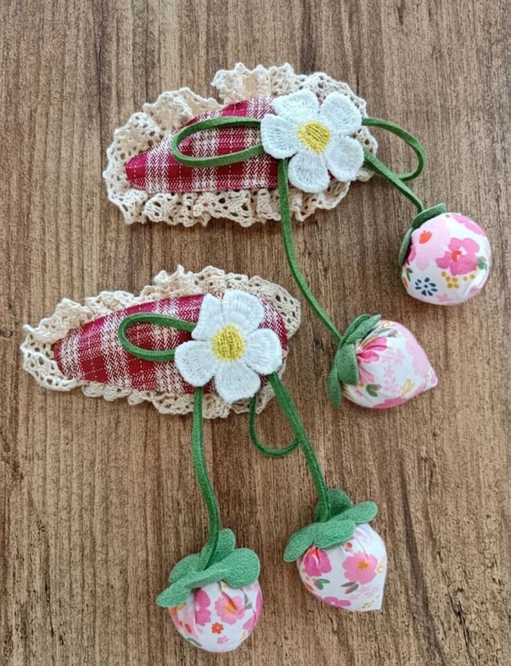 Ekose Kumaş Detaylı Pofuduk Çilek ve Örgü Papatya Figürlü Çıt Çıt Toka (8cm)