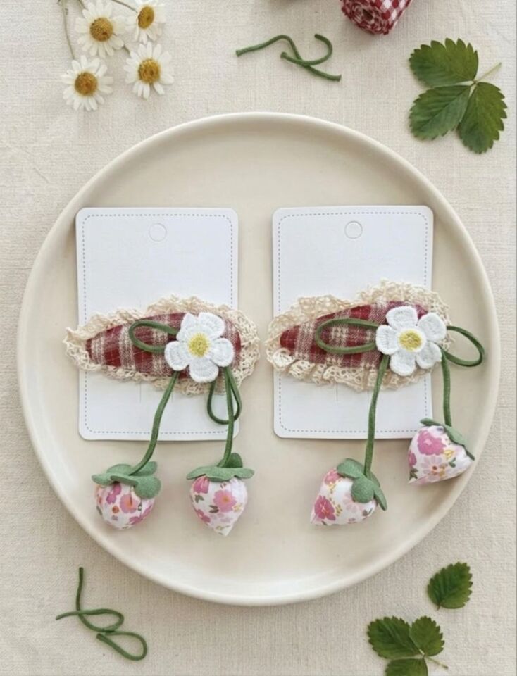 Ekose Kumaş Detaylı Pofuduk Çilek ve Örgü Papatya Figürlü Çıt Çıt Toka (8cm)