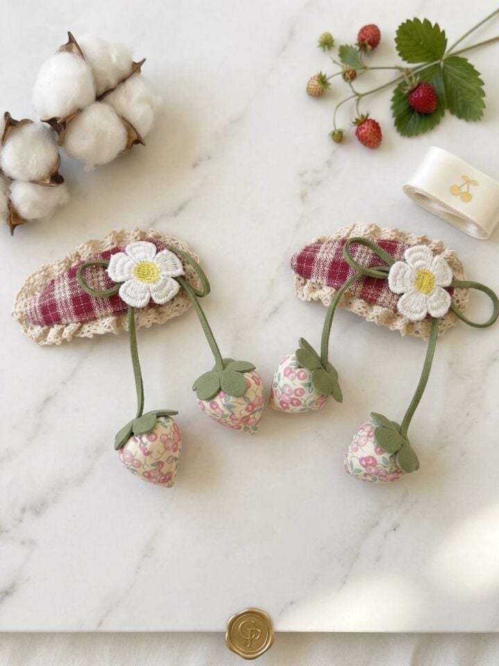 Ekose Kumaş Detaylı Pofuduk Çilek ve Örgü Papatya Figürlü Çıt Çıt Toka (8cm)